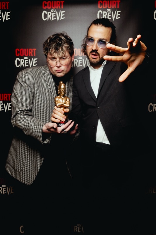 Pierre, vainqueur Court ou Crève Saison 1 avec son trophée